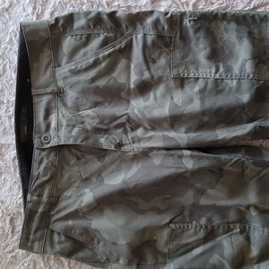 Prana jogger, Size 10 / green camo